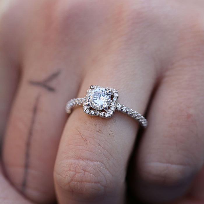 Anillo de mujer con circonitas cuadradas y diseño sencillo con micropavé