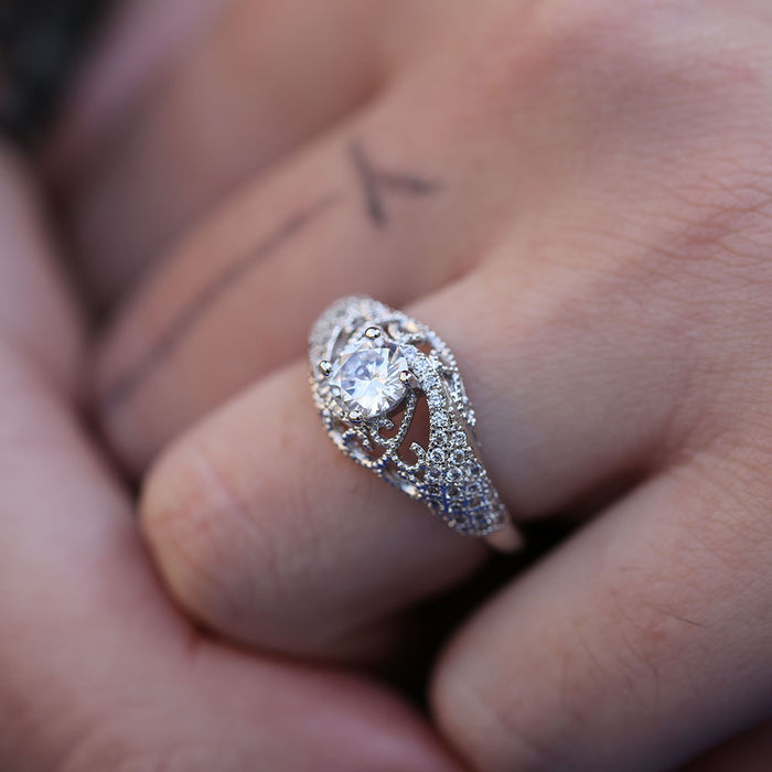 Beautiful and delicate diamond ring