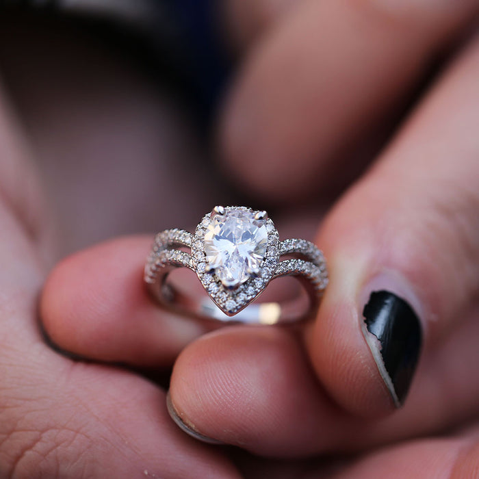 Anillo de diamantes con circonita azul marino