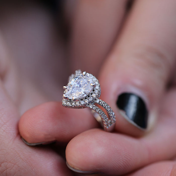 Anillo de diamantes con circonita azul marino