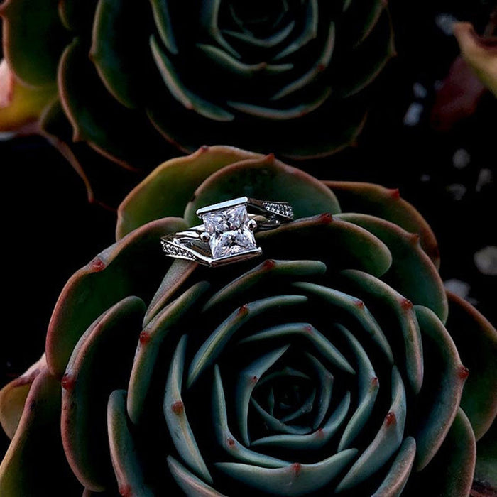 Anillo de mujer con circonitas cuadradas sencillas