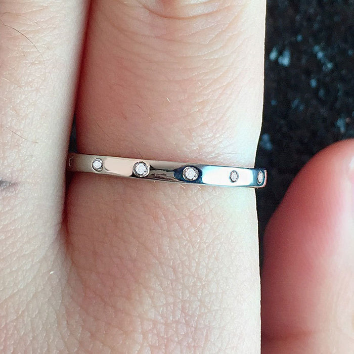 Anillo de pareja moderno y sencillo con micro incrustaciones de circonitas