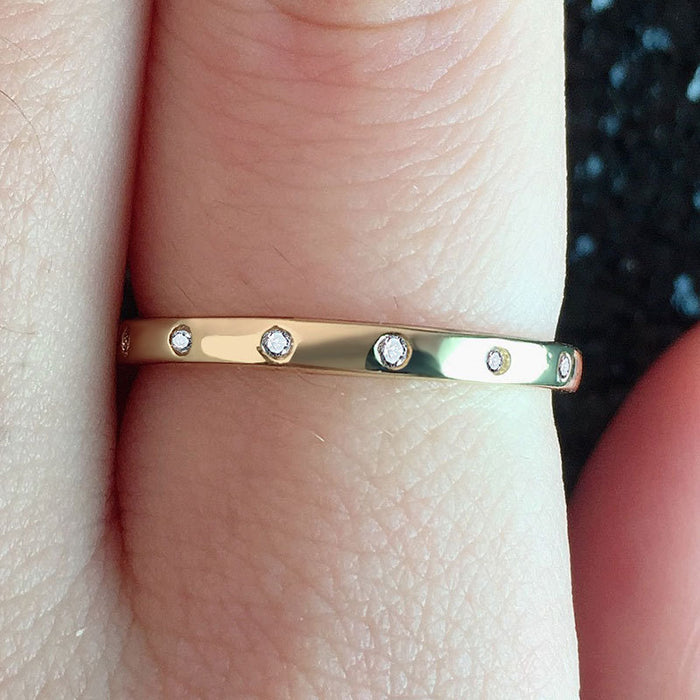 Anillo de pareja moderno y sencillo con micro incrustaciones de circonitas