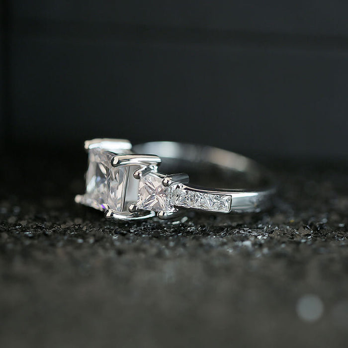 Beautiful and sparkling zircon ring