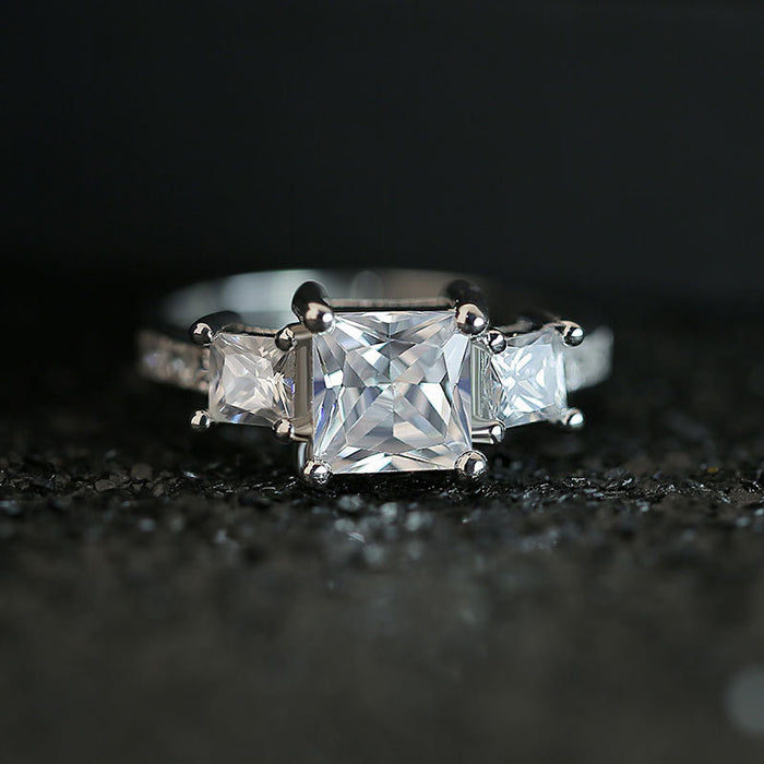 Beautiful and sparkling zircon ring