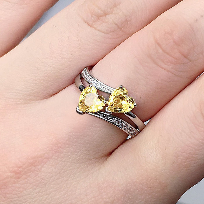 Anillo de cobre bañado en oro blanco con circonitas en forma de doble corazón