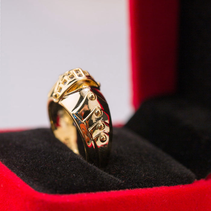 Anillo cuadrado de circonita hueca bañado en oro