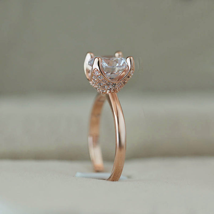 Classic four-claw simulated zircon ring