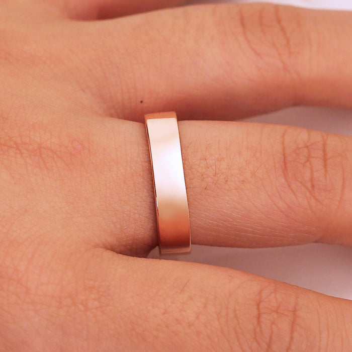 Anillo de pareja con incrustaciones de circonitas con patrón hueco simple