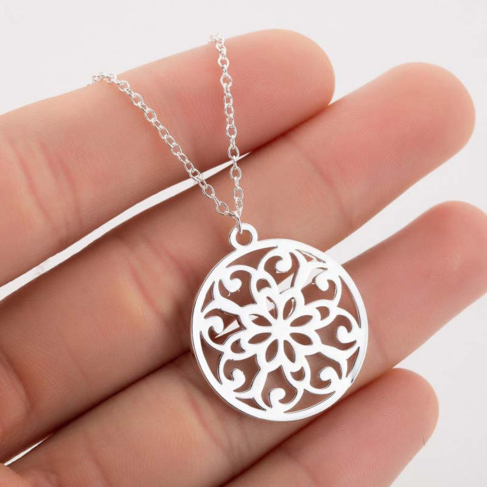 Geometric round pendant necklace, new ins fashion small fresh hollow flower clavicle chain wholesale