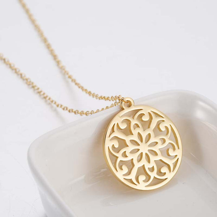 Geometric round pendant necklace, new ins fashion small fresh hollow flower clavicle chain wholesale