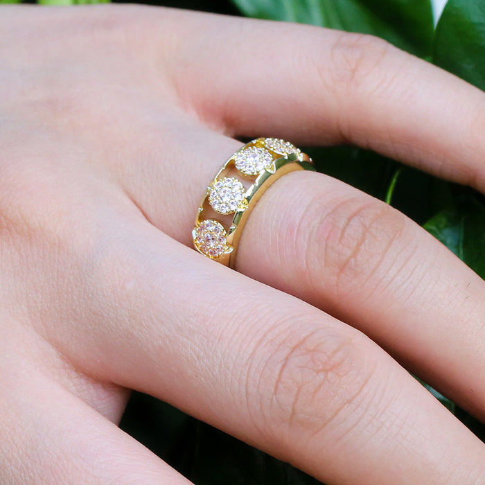 Anillo geométrico con incrustaciones de circonitas en oro rosa