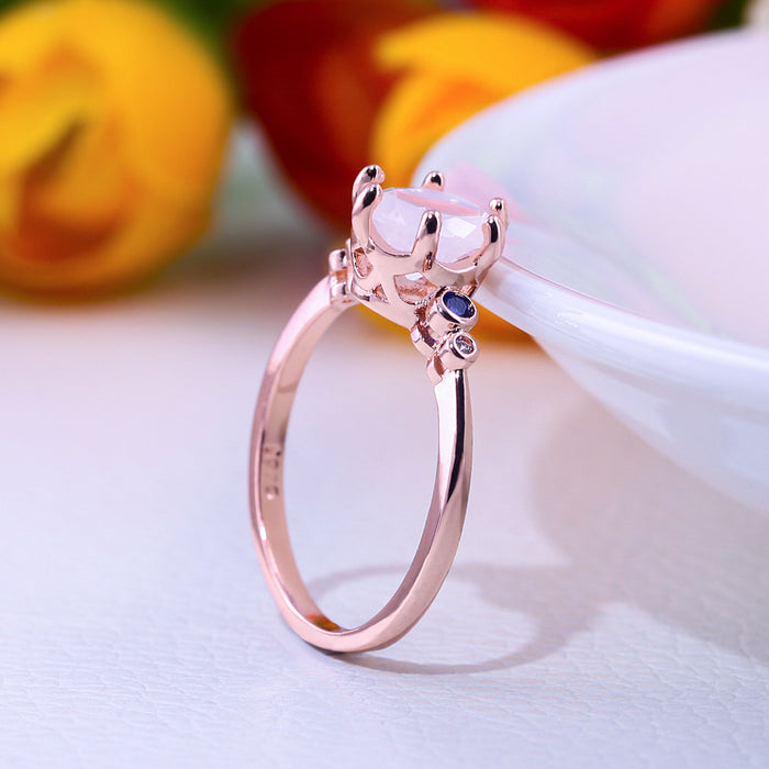 Anillo de compromiso de cobre chapado en oro rosa con micropavé de circonitas cepilladas