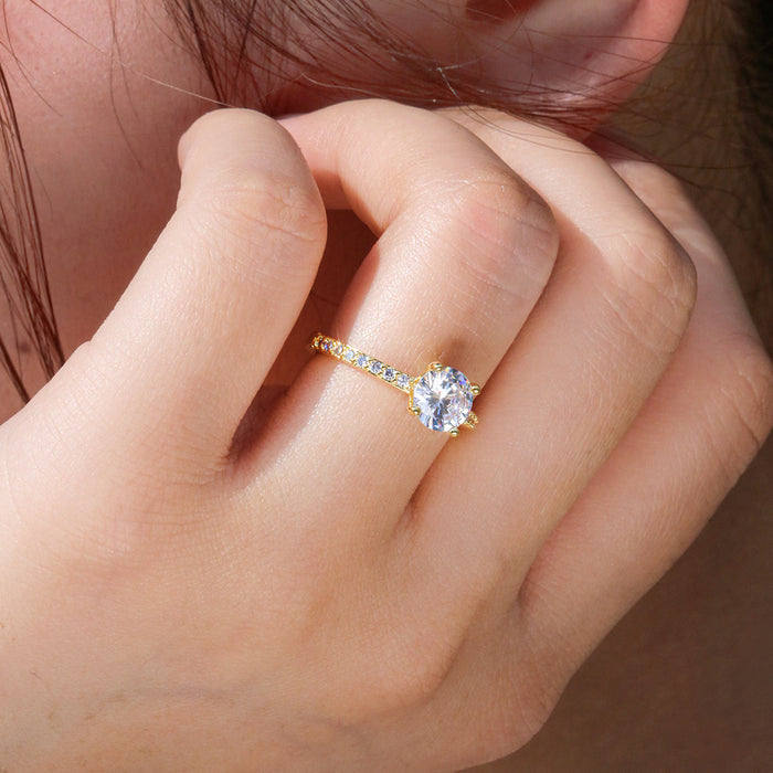 Anillo de mujer con circonitas de oro real bañado en cobre y redondo de cuatro garras