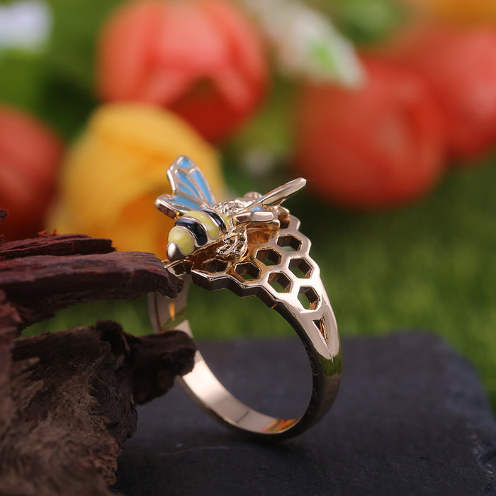 Anillo de circonita hueca con forma de abeja en forma de panal creativo