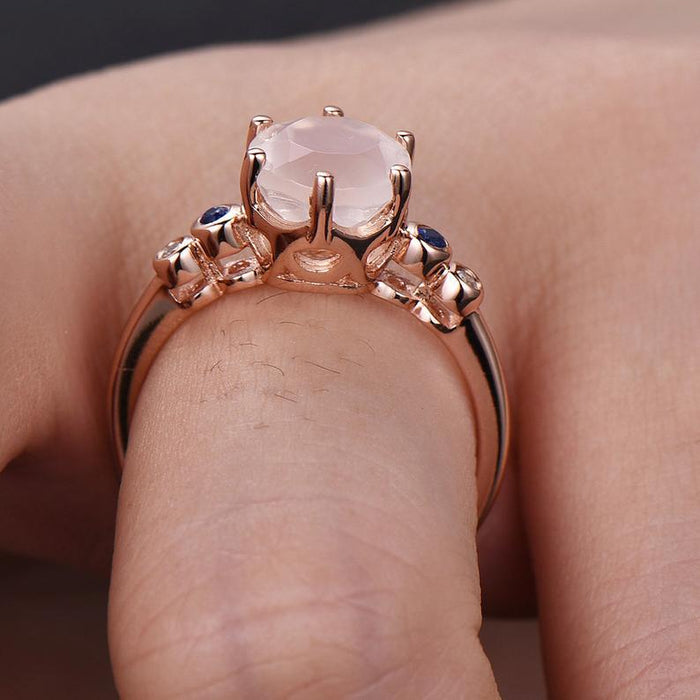 Anillo de compromiso de cobre chapado en oro rosa con micropavé de circonitas cepilladas