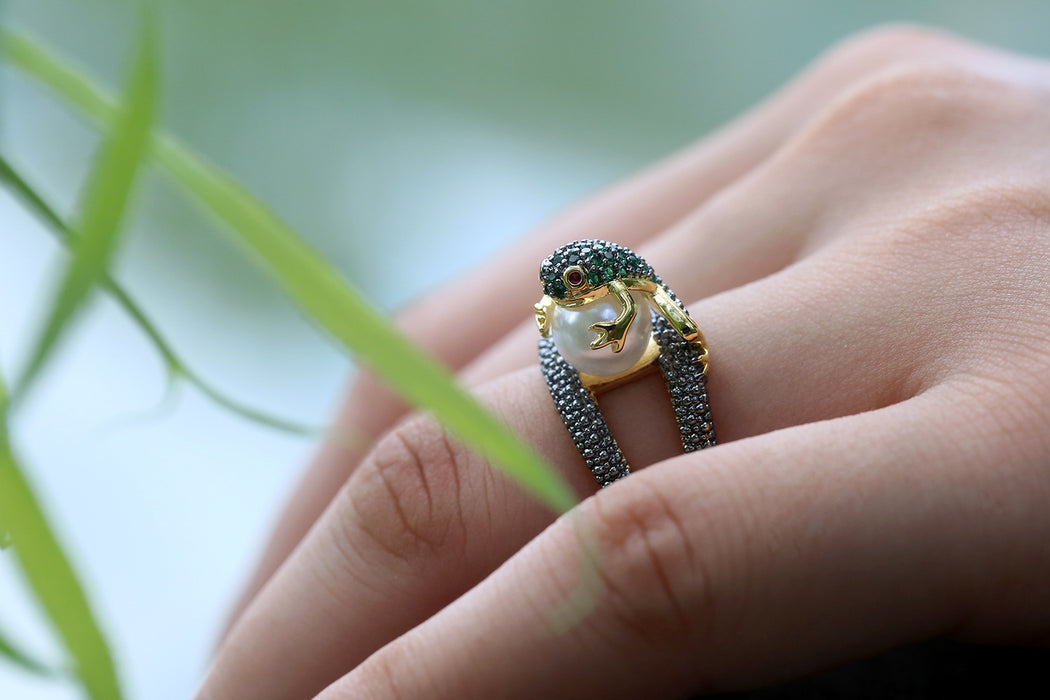 Anillo de oro bañado en cobre con forma de rana jugando con perlas