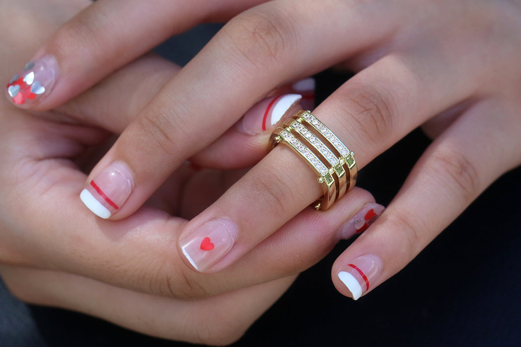 Anillo de mujer con circonitas cúbicas y flores huecas estilo retro