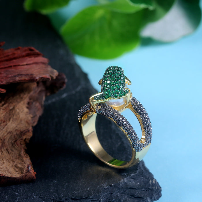 Anillo de oro bañado en cobre con forma de rana jugando con perlas