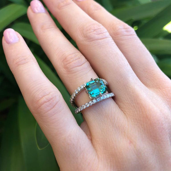 Anillo de diamantes verdes con micro pavé de circonitas K blancas bañadas en cobre