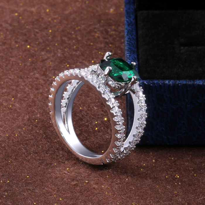 Anillo de diamantes verdes con micro pavé de circonitas K blancas bañadas en cobre