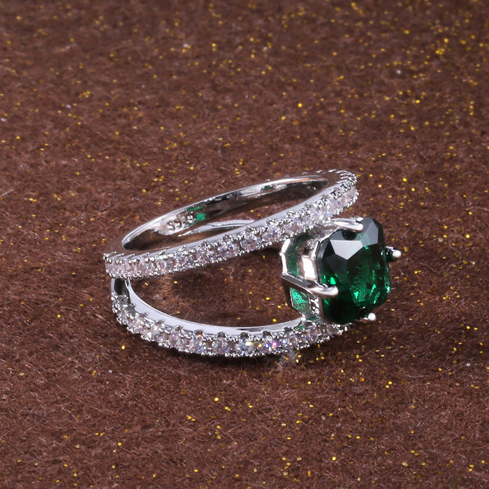 Anillo de diamantes verdes con micro pavé de circonitas K blancas bañadas en cobre