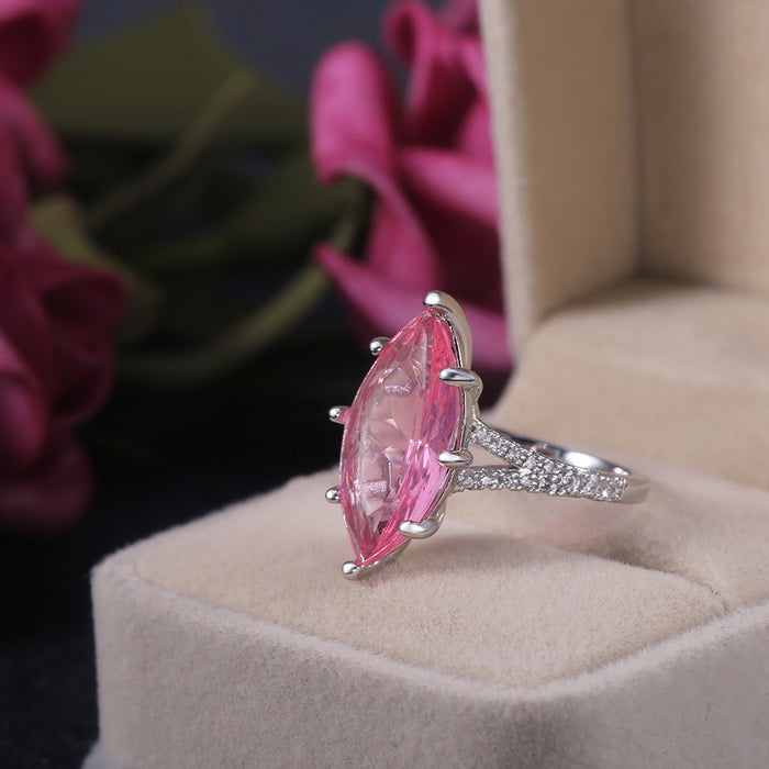 Anillo de circonitas de cristal rosa de gran tamaño en forma de marquesa