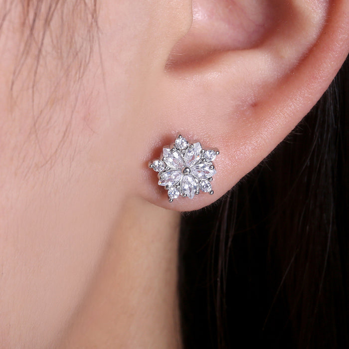 Pendientes de flores sencillos y elegantes con tachuelas de diamantes y circonitas.