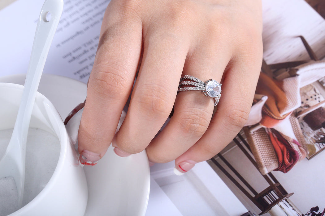 Anillo de mujer con textura hueca de circonita de moda