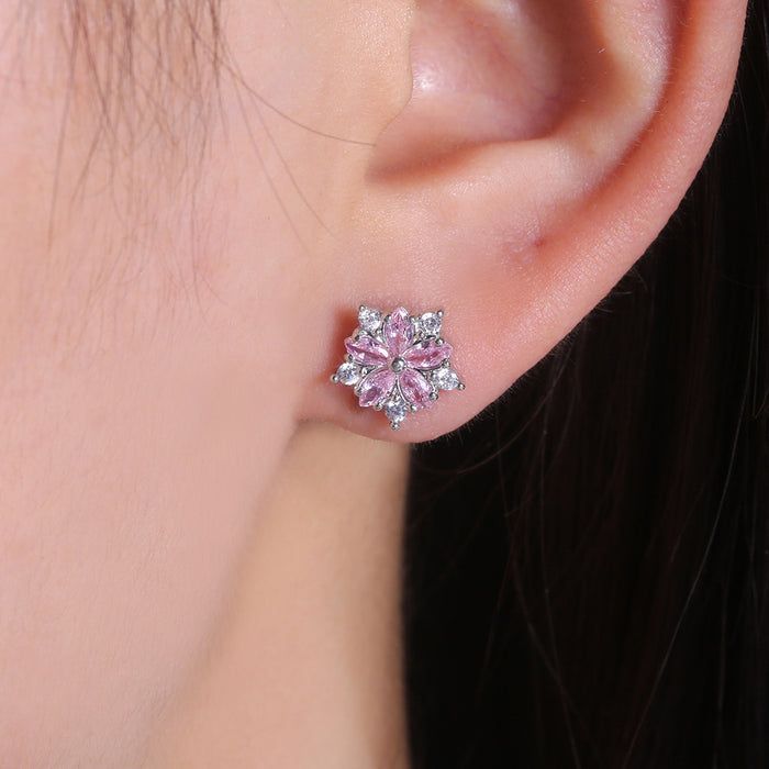 Pendientes de flores sencillos y elegantes con tachuelas de diamantes y circonitas.