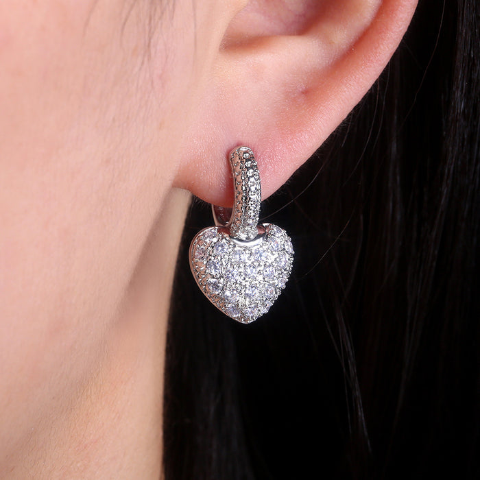 Pendientes de corazón de diamantes y circonitas Carat Lover del mismo estilo