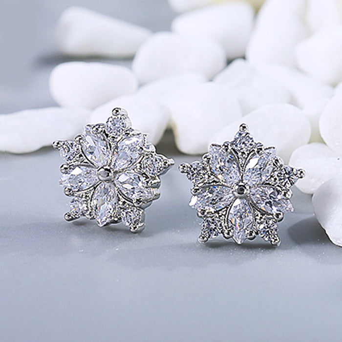 Pendientes de flores sencillos y elegantes con tachuelas de diamantes y circonitas.