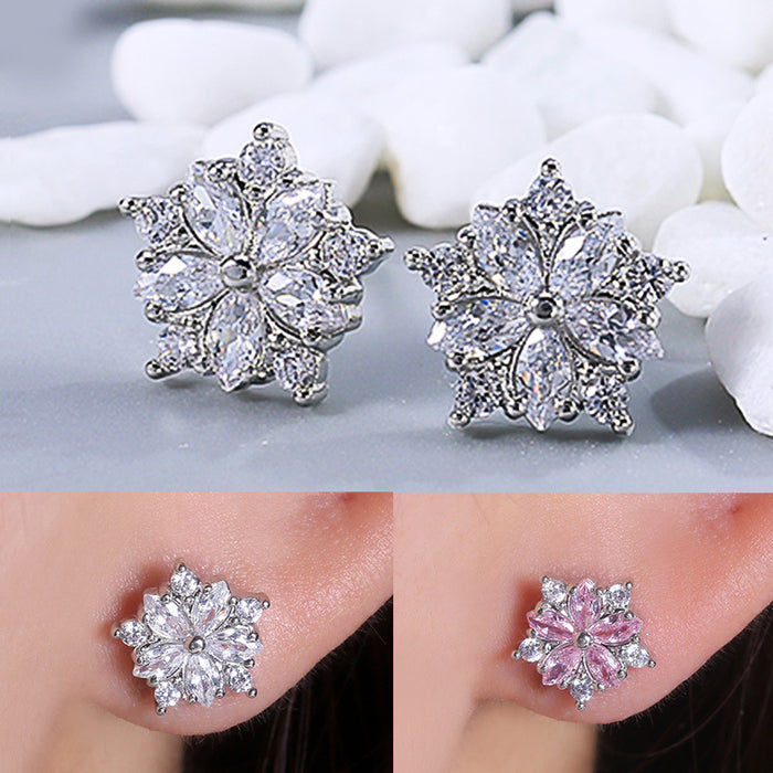 Pendientes de flores sencillos y elegantes con tachuelas de diamantes y circonitas.