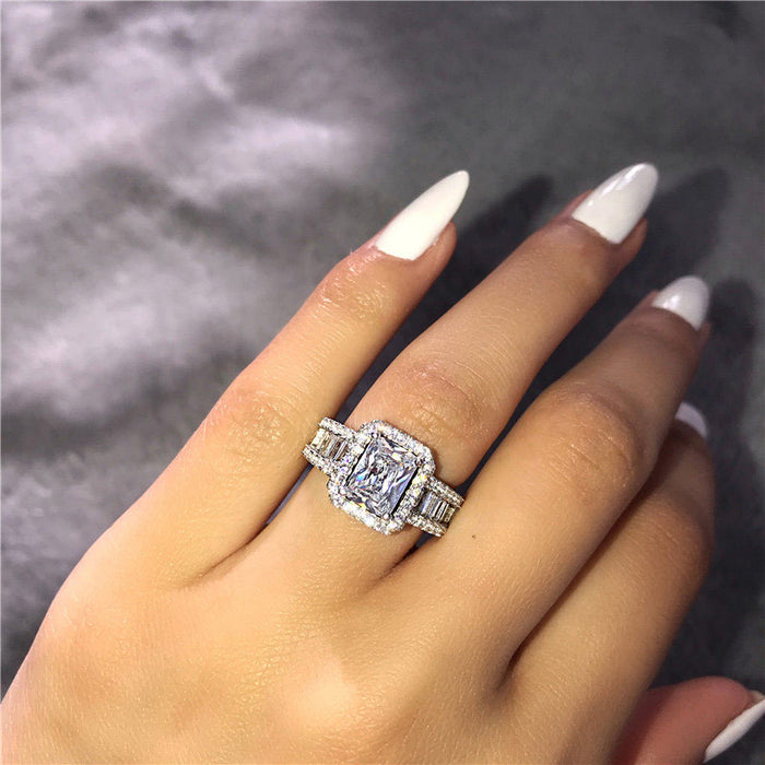 Anillo de lujo para mujer con diamantes y circonitas cuadradas.