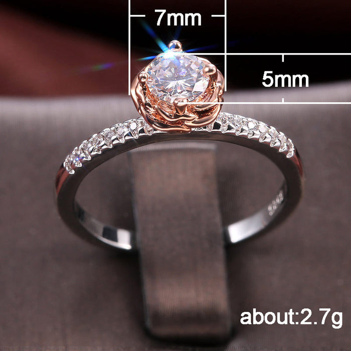 Anillo de mujer con circonitas engastadas en garras y diamantes en forma de rosa simple