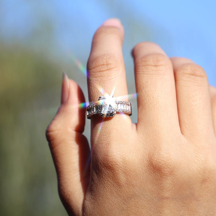 Anillo de lujo para mujer con diamantes y circonitas cuadradas.