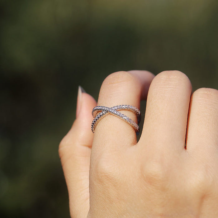 Anillo de cobre en forma de cruz con circonita, simple y moderno, versátil.