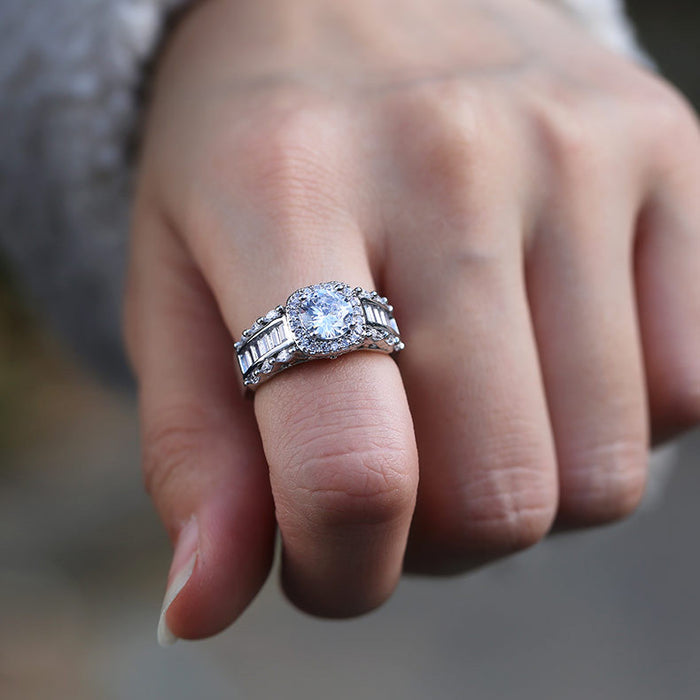 Anillo de compromiso cuadrado de moda con circonitas.