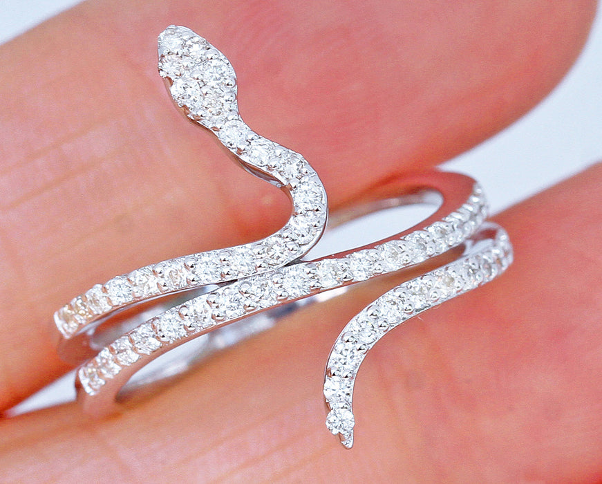 Anillo creativo con forma de serpiente y circonitas microincrustadas de diamantes