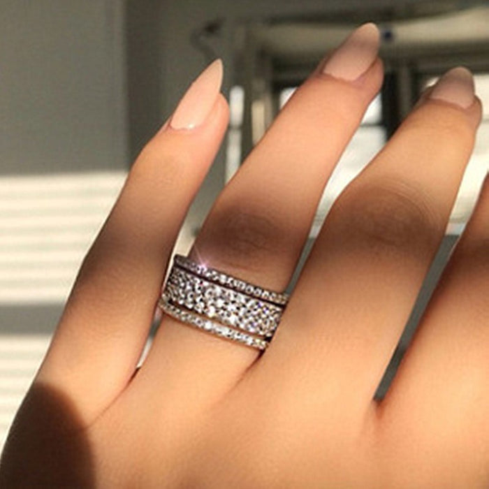 Anillo de circonita para mujer con diseño moderno personalizado