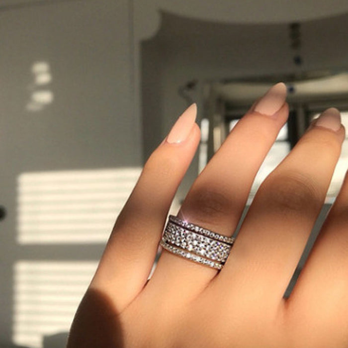 Anillo de circonita para mujer con diseño moderno personalizado