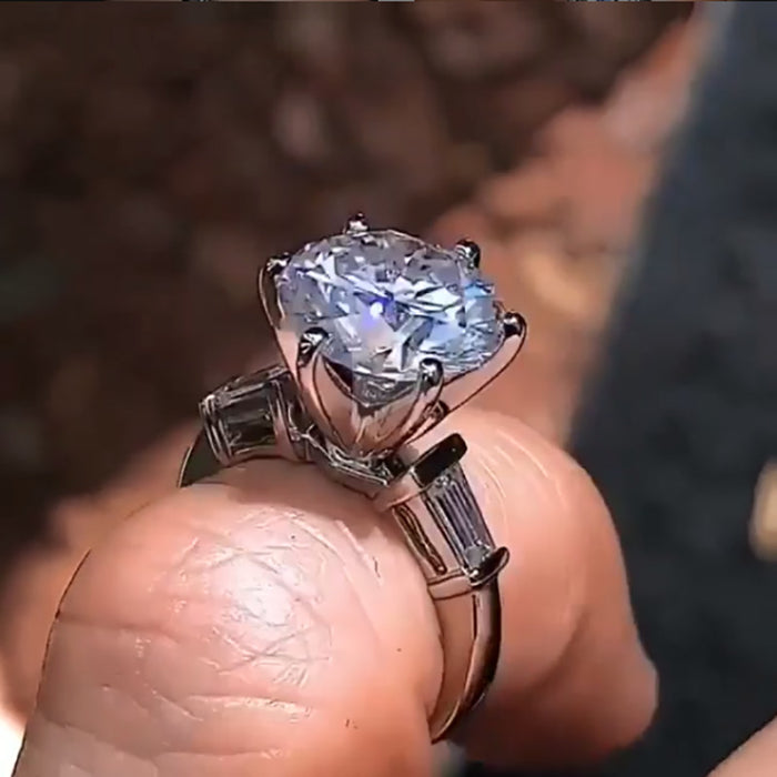 Anillo de boda deslumbrante con diamantes y cristales bañados en platino