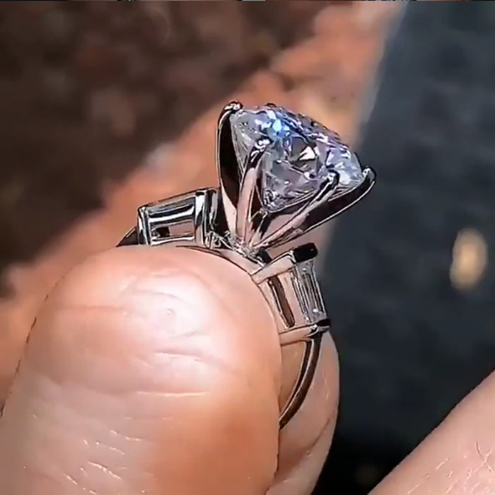 Anillo de boda deslumbrante con diamantes y cristales bañados en platino