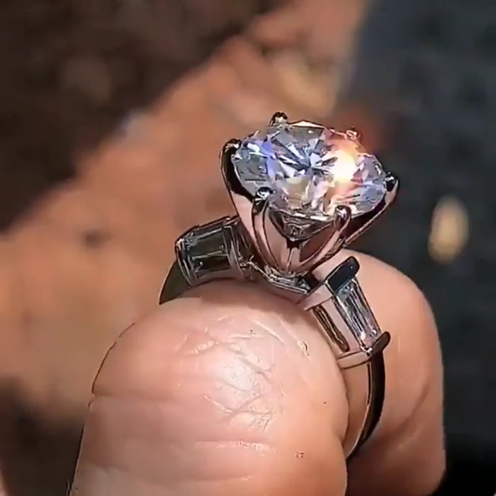 Anillo de boda deslumbrante con diamantes y cristales bañados en platino