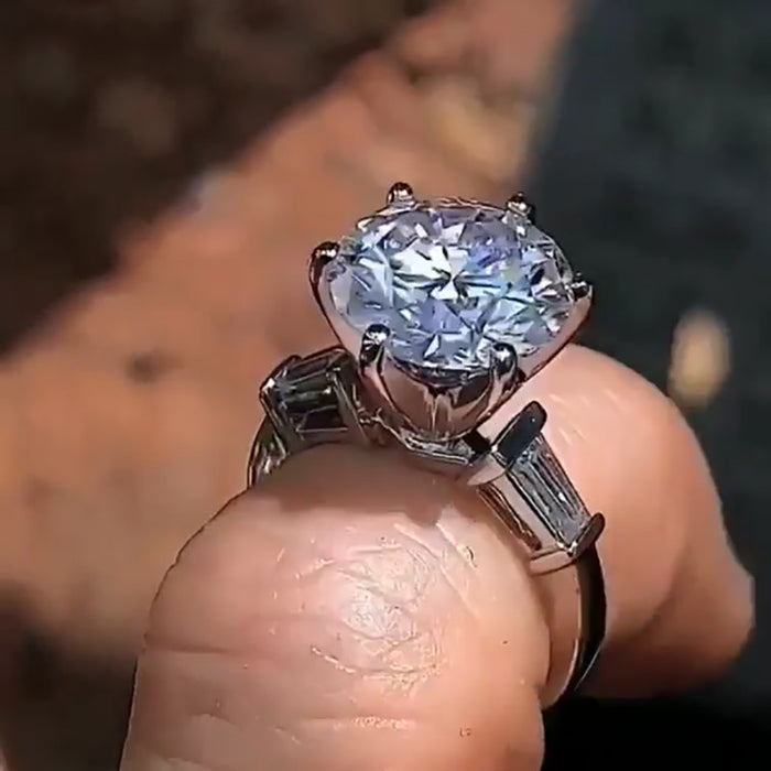 Anillo de boda deslumbrante con diamantes y cristales bañados en platino