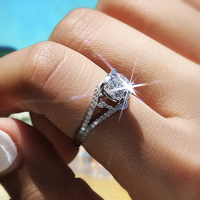 Anillo de boda de mujer moderno y creativo con circonitas.