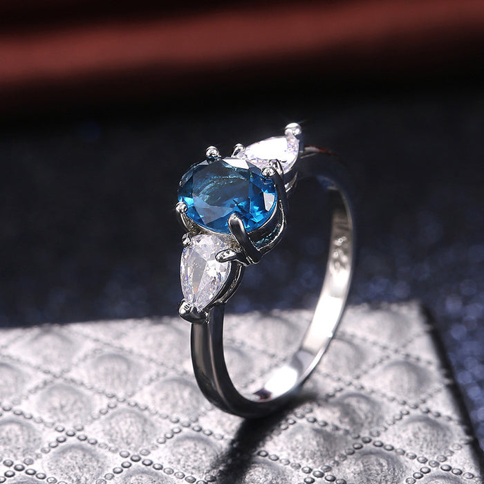 Anillo de lujo para mujer con incrustaciones de circonita azul.