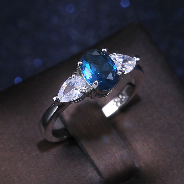 Anillo de lujo para mujer con incrustaciones de circonita azul.