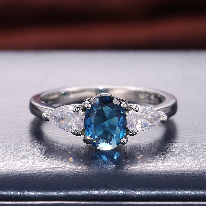 Anillo de lujo para mujer con incrustaciones de circonita azul.