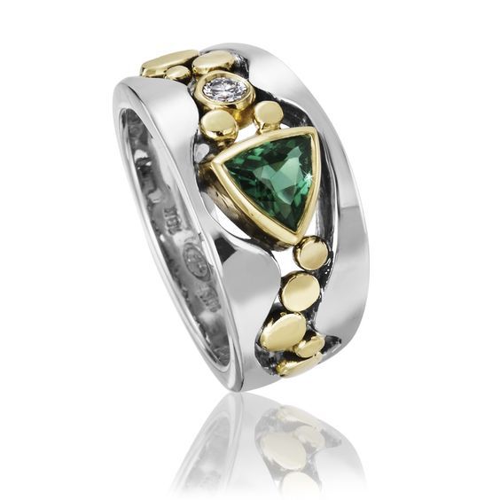 Hollow pattern inlaid green zircon ring